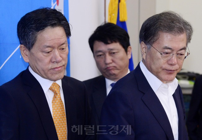 지난 24일 새정치민주연합 최고위원 회의에 참석한 주승용(맨 왼쪽) 최고위원의 모습. 주 최고위원은 이날 지난 5월8일 이후 108일 만에 최고위에 참석했다. 박해묵 기자/mook@heraldcorp.com