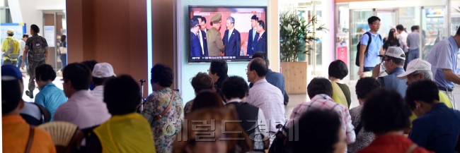 서울역에 모인 시민들이 차분한 표정으로 남북 합의 내용을 관심있게 보고 있다. 박현구 기자/@heraldcorp.com