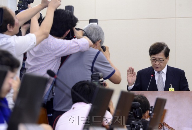 정진엽 보건복지부장관 후보자가 24일 국회에서 열린 청문회에서 선서를 하고 있다. 박해묵 기자/mook@heraldcorp.com