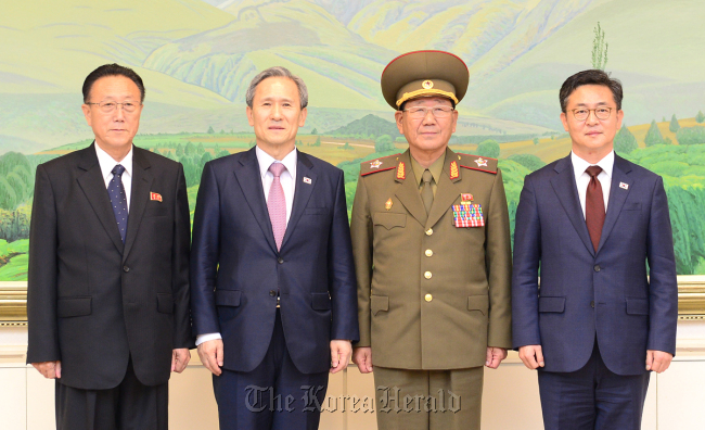 The delegates of the two Koreas pose after their marathon talks at the border village of Panmunjeom on Tuesday. From left are Seoul's Unification Minister Hong Yong-pyo; Kim Kwan-jin, chief of Cheong Wa Dae’s National Security Office; Hwang Pyong-so, vice chairman of the North’s National Defense Commission and director of the General Political Bureau of the Korean People’s Army; and Kim Yang-gon, director of the North’s United Front Department and a secretary of the ruling Workers’ Party’s Central Committee. (Unification Ministry)