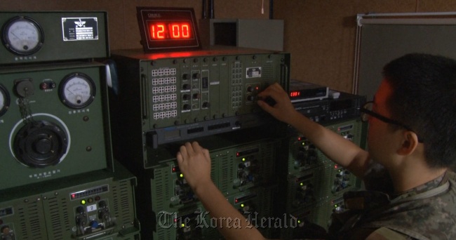 A soldier turns off the power switch for the loudspeakers installed along the border Tuesday at 12 noon. (Joint Chiefs of Staff)
　