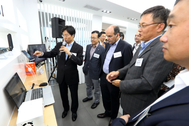 KT LAUNCHES IOT ALLIANCE -- South Korea’s leading mobile carrier KT established an alliance to nurture Internet of Things -- Internet-connected devices -- businesses, dubbed the GiGA IoT Alliance, together with its domestic and global partners including Samsung Electronics, Nokia and China Mobile in Korea Tuesday. The mobile carrier and its alliance members would help small and mid-sized enterprises conduct research and development for IoT technology and tap into global markets. (KT)