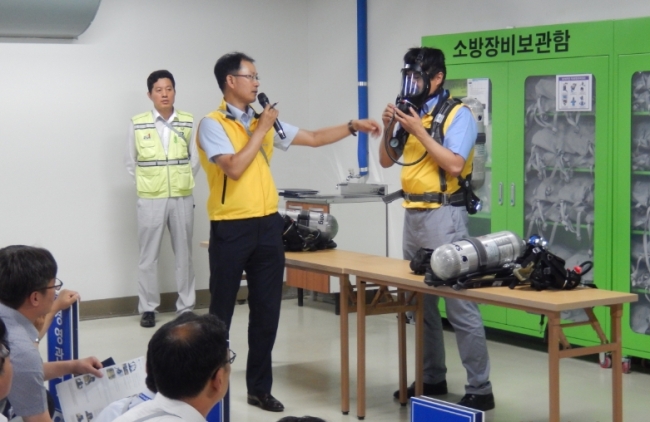 안전점검의 날을 맞아 한국남부발전 본사 비상대피층에서 직원들이 공기호흡기 실습교육을 받고 있다.  [사진제공=남부발전]