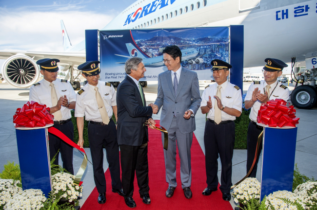 <YONHAP PHOTO-1387> 대한항공, B747-8i 차세대 항공기 국내 첫 도입 (서울=연합뉴스) 대한항공은 25일 오전(현지시간) 미국 시애틀 보잉 에버렛 딜리버리 센터(Everett Delivery Center)에서 조원태 대한항공 부사장, 레이 코너 보잉 상용기 부문 최고경영자(CEO) 등 양사 관계자들이 참석해 B747-8i 차세대 항공기 1호기 인수 행사를 가졌다. B747-8i는 최첨단 기술이 적용되어 연료 효율성은 한층 높이고, 소음과 탄소는 저감한 차세대 항공기다. 대한항공은 올해 모두 4대의 B747-8i 차세대 항공기를 도입하는 것을 비롯해, 2017년까지 총 10대를 도입해 운영할 예정이다. 사진은 조원태 부사장(오른쪽에서 세번째)과 레이 코너(오른쪽에서 네번째) 보잉사 상용기부문 최고경영자와 항공기 인수행사를 가진 뒤 기념촬영한 모습. 2015.8.26 photo@yna.co.kr/2015-08-26 08:20:01/ <저작권자 ⓒ 1980-2015 ㈜연합뉴스. 무단 전재 재배포 금지.>
<YONHAP PHOTO-1387> 대한항공, B747-8i 차세대 항공기 국내 첫 도입 (서울=연합뉴스) 대한항공은 25일 오전(현지시간) 미국 시애틀 보잉 에버렛 딜리버리 센터(Everett Delivery Center)에서 조원태 대한항공 부사장, 레이 코너 보잉 상용기 부문 최고경영자(CEO) 등 양사 관계자들이 참석해 B747-8i 차세대 항공기 1호기 인수 행사를 가졌다. B747-8i는 최첨단 기술이 적용되어 연료 효율성은 한층 높이고, 소음과 탄소는 저감한 차세대 항공기다. 대한항공은 올해 모두 4대의 B747-8i 차세대 항공기를 도입하는 것을 비롯해, 2017년까지 총 10대를 도입해 운영할 예정이다. 사진은 조원태 부사장(오른쪽에서 세번째)과 레이 코너(오른쪽에서 네번째) 보잉사 상용기부문 최고경영자와 항공기 인수행사를 가진 뒤 기념촬영한 모습. 2015.8.26 photo@yna.co.kr/2015-08-26 08:20:01/ <저작권자 ⓒ 1980-2015 ㈜연합뉴스. 무단 전재 재배포 금지.>