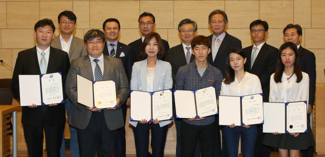 <YONHAP PHOTO-2175> 제2회 대학생 회계정보실무 경진대회 시상식 (서울=연합뉴스) 대한상공회의소와 대한회계학회가 공동 주최한 제2회 대학생 회계정보실무 경진대회 시상식이 25일 서울 중구 세종대로 상의회관에서 진행됐다. 제2회 대학생 회계정보실무 경진대회 대상 수상자들과 주요참석자들이 기념촬영을 하고 있다. 2015.8.25 << 대한상공회의소 제공 >> photo@yna.co.kr/2015-08-25 16:17:09/ <저작권자 ⓒ 1980-2015 ㈜연합뉴스. 무단 전재 재배포 금지.>