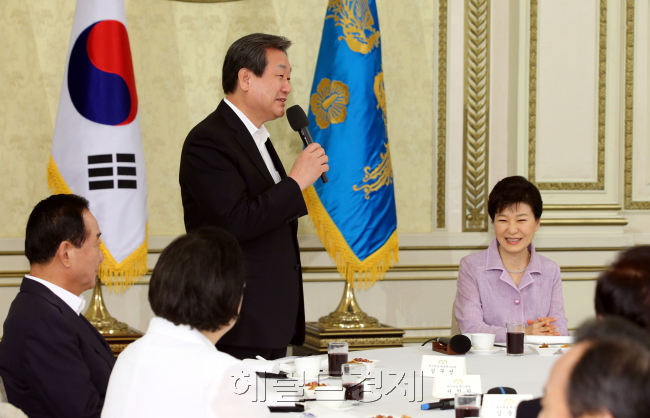 박근혜 대통령이 26일 오전 새누리당 김무성 대표와 의원을 청와대로 초청 오찬을 함께 했다. 김무성 대표가 인사말을 하고 있다. 안훈 기자 rosedale@heraldcorp.com 2015.08.26