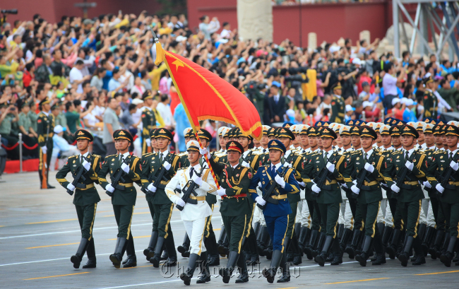 The guard of honor of the Chinese People's Liberation Army's Three Services takes part in a rehearsal in Beijing on Sunday for a military parade scheduled for Sept. 3 to mark the 70th anniversary of the victory of the Chinese People's War of Resistance Against Japanese Aggressions and the World Anti-Fascist War. (Xinhua-Yonhap)