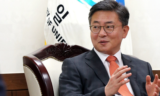 South Korea’s Unification Minister Hong Yong-pyo speaks during his meeting with Son Gwang-ju, the new director of the Korea Hana Foundation, a state organization to support North Korean defectors, in his office in central Seoul, Wednesday. (Yonhap)