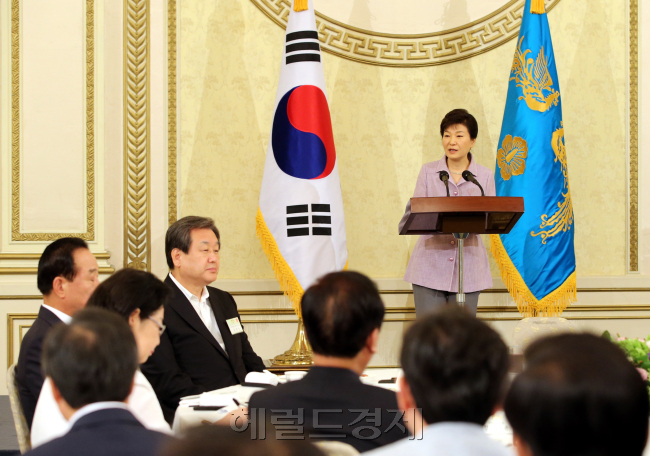 박근혜 대통령이 26일 새누리당 의원들을 청와대로 초청해 오찬을 가진 가운데 인사말을 하고 있다.안훈 기자/rosedalde@heraldcorp.com