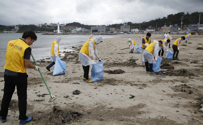 <YONHAP PHOTO-3091> 원자력대학원대학교 교직원들 환경정화 봉사 (울산=연합뉴스) 장영은 기자 = 울산시 울주군 한국전력국제원자력대학원대학교(총장 오세기) 교직원 봉사단 40여명은 26일 울주군 서생면 나사리 해수욕장에서 태풍 고니로 떠내려온 각종 쓰레기를 치우는 환경정화 봉사활동을 했다.2015.8.26 << 원자력대학원대학교 >> young@yna.co.kr/2015-08-26 18:50:16/ <저작권자 ⓒ 1980-2015 ㈜연합뉴스. 무단 전재 재배포 금지.>
<YONHAP PHOTO-3091> 원자력대학원대학교 교직원들 환경정화 봉사 (울산=연합뉴스) 장영은 기자 = 울산시 울주군 한국전력국제원자력대학원대학교(총장 오세기) 교직원 봉사단 40여명은 26일 울주군 서생면 나사리 해수욕장에서 태풍 고니로 떠내려온 각종 쓰레기를 치우는 환경정화 봉사활동을 했다.2015.8.26 << 원자력대학원대학교 >> young@yna.co.kr/2015-08-26 18:50:16/ <저작권자 ⓒ 1980-2015 ㈜연합뉴스. 무단 전재 재배포 금지.>