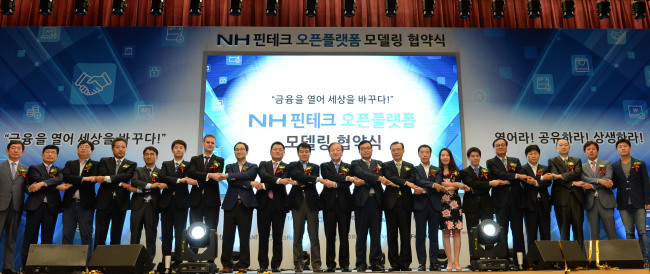농협, 20개 기업과 오픈플랫폼 모델링 협약 (서울=연합뉴스) 26일 서울 중구 농협중앙회 본관에서 열린 'NH핀테크 오픈플랫폼 모델링 협약식'에서 NH농협은행 김주하 은행장(왼쪽 열한번째)이 핀테크 기업들과 업무협약을 맺은 후 손을 맞잡고 있다. 협약을 맺은 20개 기업은 12월 정식 출범하는 NH핀테크 오픈플랫폼을 함께 만들어 서비스를 내놓게 된다. 2015.8.26 << NH농협은행 제공 >> photo@yna.co.kr (끝)
농협, 20개 기업과 오픈플랫폼 모델링 협약 (서울=연합뉴스) 26일 서울 중구 농협중앙회 본관에서 열린 'NH핀테크 오픈플랫폼 모델링 협약식'에서 NH농협은행 김주하 은행장(왼쪽 열한번째)이 핀테크 기업들과 업무협약을 맺은 후 손을 맞잡고 있다. 협약을 맺은 20개 기업은 12월 정식 출범하는 NH핀테크 오픈플랫폼을 함께 만들어 서비스를 내놓게 된다. 2015.8.26 << NH농협은행 제공 >> photo@yna.co.kr (끝)