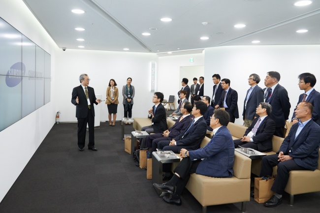 전동수 삼성SDS 사장이 삼성SDS 솔루션 전시관에서 지난해 9월 열린 스마트 투게더 포럼에 참석한 국내외 협력사 대표들에게 삼성SDS의 다양한 ICT 솔루션을 설명하고 있다.