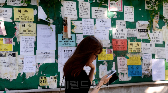 개강을 앞둔 대학가에선 지금‘ 방 구하기 전쟁’이 한창이다. 27일 오전 서울 흑석동 중앙대 인근 담벼락 게시판에 하숙과 원룸 광고가 내걸려 있다.
박현구 기자/phko@heraldcorp.com