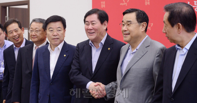 김정훈 새누리당 정책위의장과 최경환 경제부총리 겸 기획재정부 장관이 27일 국회에서 열린 ‘2016년도 예산안’ 당정협의에 앞서 악수하고 있다. 안훈 기자/rosedale@heraldcorp.com
김정훈 새누리당 정책위의장과 최경환 경제부총리 겸 기획재정부 장관이 27일 국회에서 열린 ‘2016년도 예산안’ 당정협의에 앞서 악수하고 있다.  안훈 기자/rosedale@heraldcorp.com