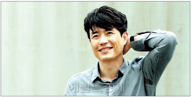 ‘액션키드’ 류승완 감독이 대한민국의 대표 흥행 감독으로 우뚝 섰다. 전작 ‘베를린’이 700만 관객을 모은 데 이어, 신작 ‘베테랑’은 1000만 카운트다운을 시작했다. 류승완
감독은‘ 베테랑’의 흥행 이유를‘ 권력을 상대로 저항하는 상황이 주는 쾌감’, 그리고‘ 현실에 대한 스트레스가 있던 관객들이 움직인 것’으로 봤다. 박현구 기자/phko@heraldcorp.com
