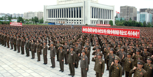 North Korea soldiers pledge allegiance in front of the statues of North Korea’s national founder Kim Il-sung and former leader Kim Jong-il on Tuesday. (Yonhap)