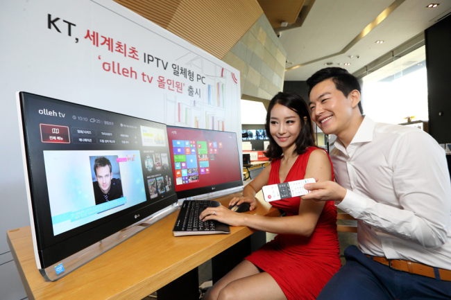 Models pose with KT‘s olleh All-in-One PC featuring IPTV at the wireless carrier’s headquarters in Seoul on Thursday. (KT)