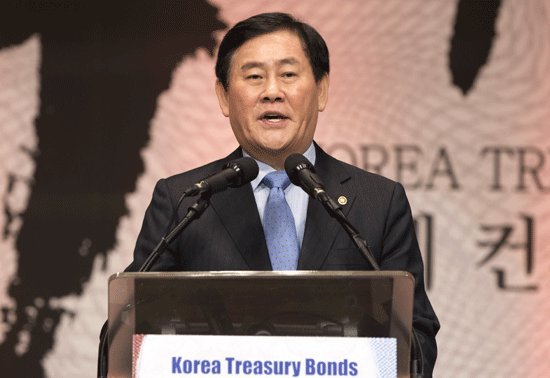 Finance Minister Choi Kyung-hwan speaks at a forum on Thursday. (Yonhap)