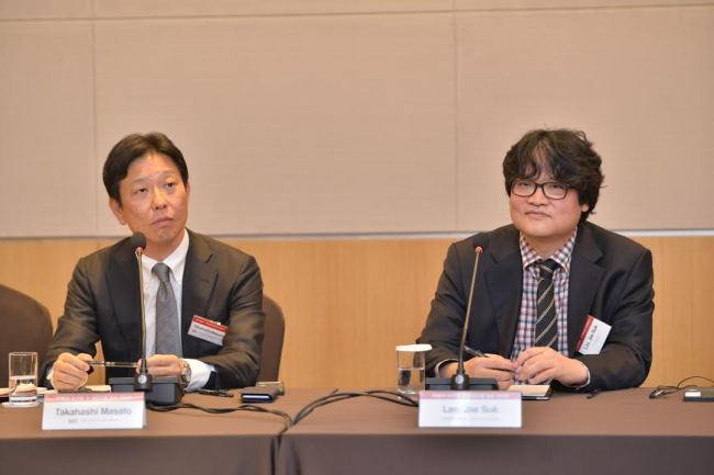 Takahashi Masato (left), managing executive officer at Rakuten Ichiba, and SimpleX CEO Lee Jae-suk speak at a press conference on Wednesday in Yeouido, Seoul. Cafe24