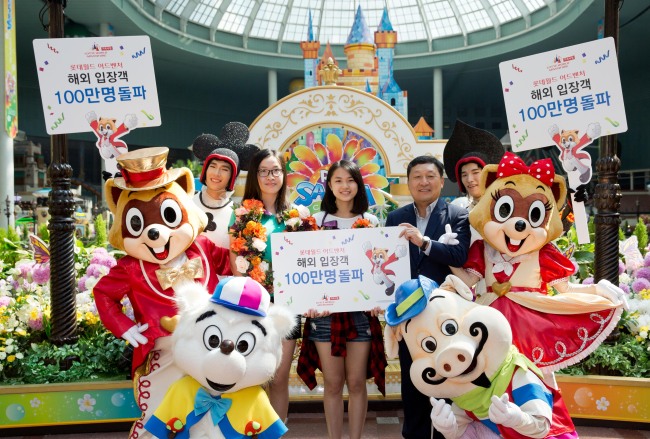 <YONHAP PHOTO-1634> 롯데월드 해외 입장객 100만 명 돌파 (서울=연합뉴스) 27일 서울 송파구 롯데월드 어드벤처 100만 번째 외국인 입장객으로 선정된 량즈시씨가 선물을 받은 뒤 기념사진을 찍고 있다. 2015.8.27 << 롯데월드 제공 >> photo@yna.co.kr/2015-08-27 13:25:51/ <저작권자 ⓒ 1980-2015 ㈜연합뉴스. 무단 전재 재배포 금지.>
