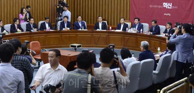 원유철 새누리당 원내대표와 김정훈 정책위의장 등이 28일 오전 서울 여의도 국회에서 열린 새누리당 정기국회 대책회의에 참석하고 있다. 박해묵 기자/mook@heraldcorp.com