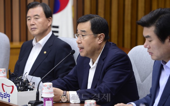 김정훈 새누리당 정책위의장이 28일 오전 서울 여의도 국회에서 열린 새누리당 정기국회 대책회의에서 모두발언을 하고 있다. 박해묵 기자/mook@heraldcorp.com