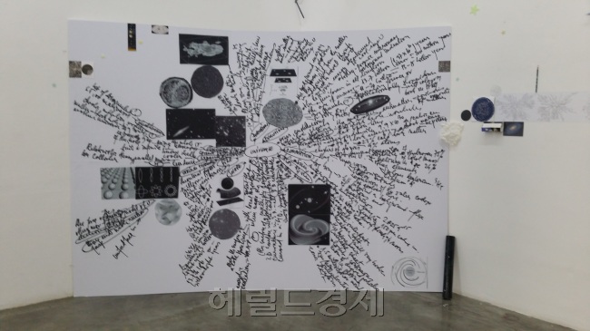 타이포그래픽과 오브제를 결합한 리아 퍼잡스키의 작품. [사진=김아미 기자/amigo@heraldcorp.com]