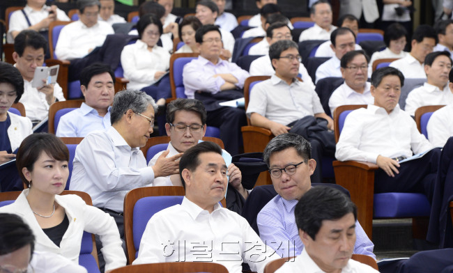 정종섭 행정자치부 장관(위). 새정치민주연합은 28일 국회에서 의원 워크숍을 열고 정종섭 행정자치부 장관에 대한 탄핵소추안 발의를 논의했다(아래). 박해묵 기자/mook@heraldcorp.com