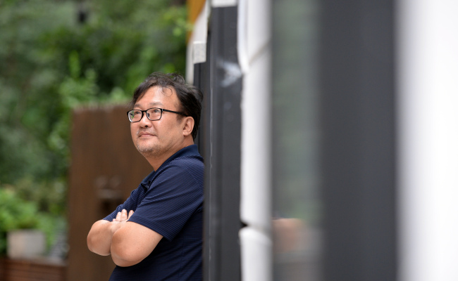 최규성 작가가 서울 신문로 2가 복합문화공간 에무에서 포즈를 취하고 있다. 안훈 기자/rosedale@heraldcorp.com
최규성 작가가 서울 신문로 2가 복합문화공간 에무에서 포즈를 취하고 있다. 안훈 기자/rosedale@heraldcorp.com