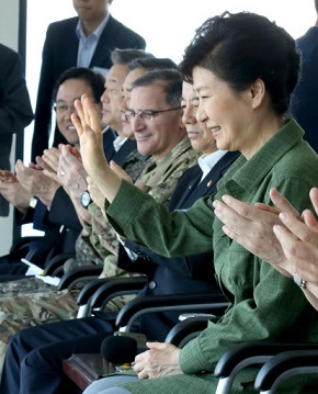 President Park Geun-hye waves while attending the Korea-U.S. joint live-fire artillery exercise in Pocheon, Gyeonggi Province, Friday. Yonhap