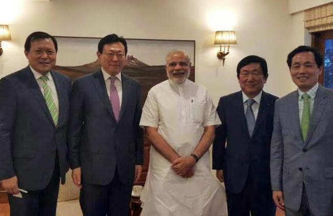 Lotte Group chairman Shin Dong-bin (second from left) poses with Indian Prime Minister Narendra Modi (center) in New Delhi on Thursday. Lotte Group