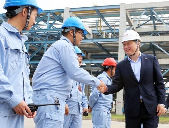 SK Group chairman Chey Tae-won (right) shakes hands with officials at the Wuhan Naphtha Cracking Center, a petrochemicals plant in Wuhan, China, jointly built by SK Global Chemical and China’s state-run Sinopec in 2014. (SK Group)
　
　