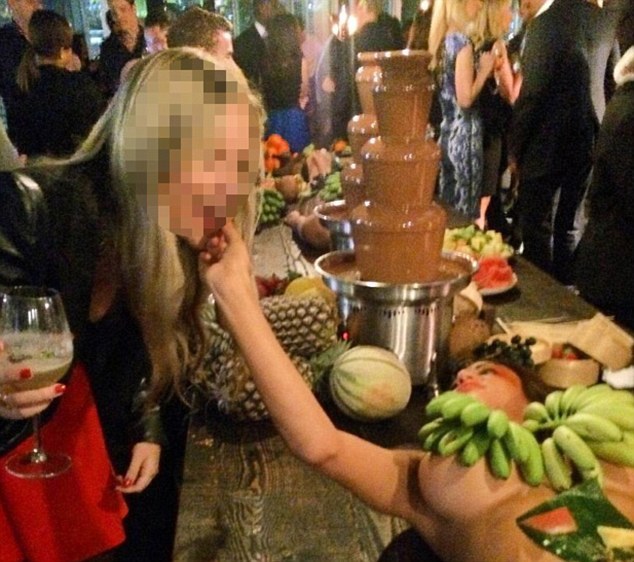 변태 칵테일바, 알몸女 누워 접시로 사용…‘눈살’