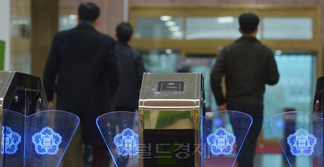 공무원 사회에서는 일반 행정고시를 거친 공무원들을 ‘문반’, 비고시 기술ㆍ전문직 공무원들을 ‘잔반’으로 빗대 부른다. 최근 공직사회에 새로운 바람이 불고 있다. ‘잔반’이라 불리던 기능ㆍ전문직 공무원에 대한 인식이 달라지고 있는 것다. 사진은 정부서울청사 게이트로 공무원들이 들어가는 모습.