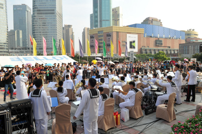 <YONHAP PHOTO-1213> '중국 해군 군악대와 합동연주회를' (상하이=연합뉴스) 정주호 특파원 = 세계 일주 순항훈련을 벌이고 있는 해군 사관후보생들과 장병들이 30일 첫 기항지인 중국 상하이 랜드마크인 둥팡밍주 타워 광장에서 중국 해군 군악대와 함께 합동연주회를 가졌다. 해군 순항훈련전단의 태권도 시범단은 상하이 시민들을 상대로 격파시범을 보이기도 했다. 2015.8.31 jooho@yna.co.kr/2015-08-31 06:53:30/ <저작권자 ⓒ 1980-2015 ㈜연합뉴스. 무단 전재 재배포 금지.>