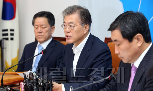 국회에서 열린 새정치민주엽합 최고위원회의에서 문재인 대표가 모두발언을 하고 있다. 안훈 기자 rosedale@heraldcorp.com