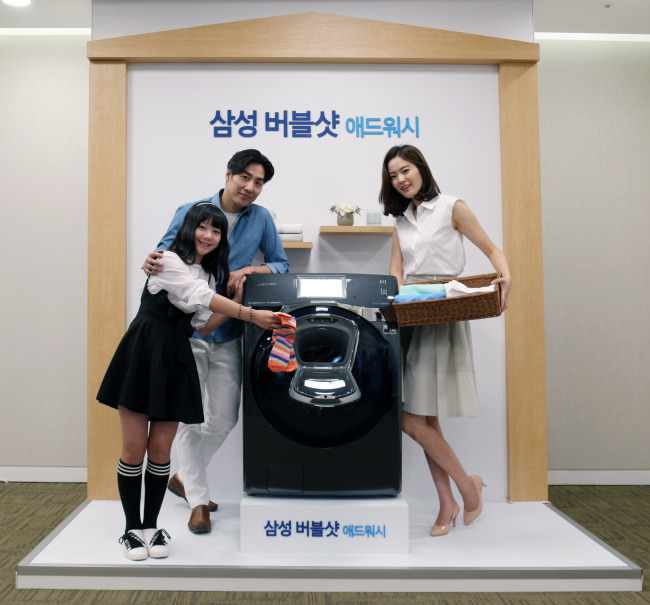 삼성전자는 31 세계 최초로 드럼세탁기에 ‘애드윈도우’ 적용한 ‘버블샷 애드워시’ 신모델 10종을 공개했다.	 [사진제공=삼성전자]