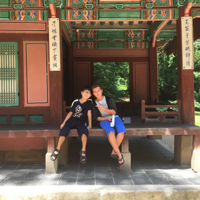 Marceau Dabert (right) from France and Lee Yu-jin, both children of Sanofi employees, visit Gyeongbokgung Palace in Seoul last week. Dabert spent 10 days in Korea with Lee’s family as part of Sanofi’s “Holiday Exchange Program.”    Shin Seong-suk/Sanofi-Aventis Korea