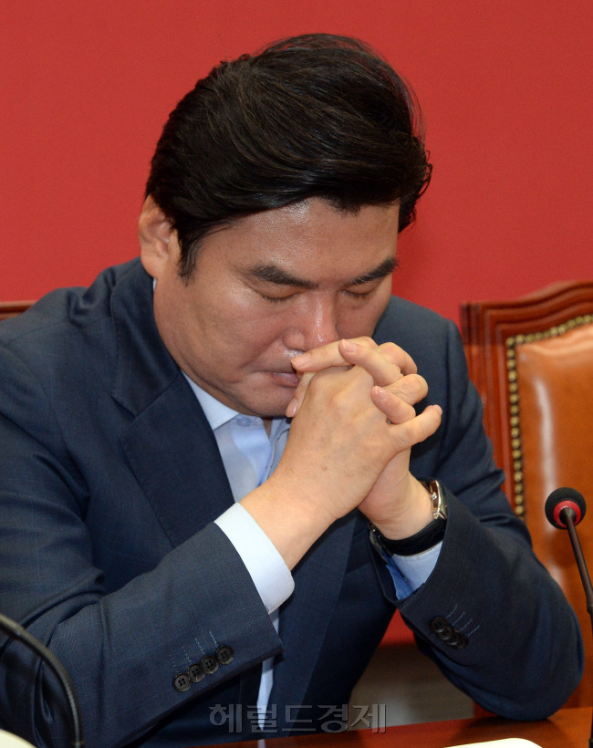 오전 국회에서 열린 새누리당 최고위원회의에서 원유철 원내대표가 생각에 잠겨 있다.안훈 기자/rosedale@heraldcorp.com