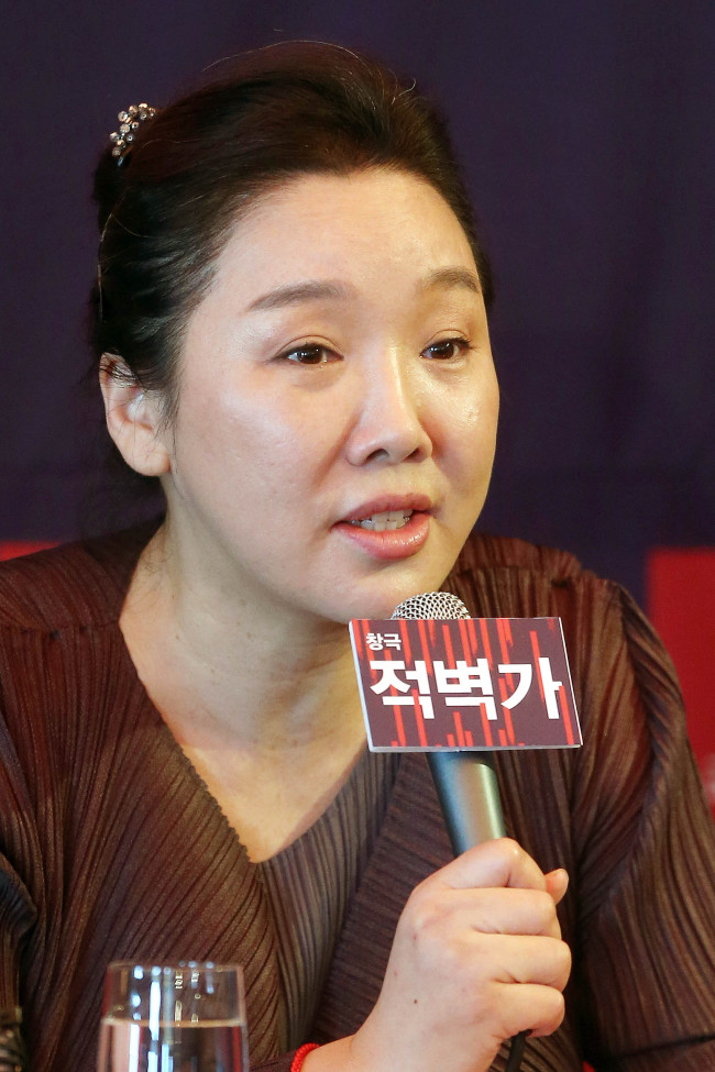 <YONHAP PHOTO-1673> 국립창극단 신작 창극 '적벽가' 기자간담회 (서울=연합뉴스) 김수진 기자 = 연출가 이소영이 31일 오전 서울 중구 장충동 반얀트리호텔서울에서 열린 국립창극단 신작 창극 '적벽가' 기자간담회에서 연출 의도를 말하고 있다. 2015.8.31 ksujin@yna.co.kr/2015-08-31 11:59:22/ <저작권자 ⓒ 1980-2015 ㈜연합뉴스. 무단 전재 재배포 금지.>
Lee So-young, former director of the Korea National Opera.   Yonhap