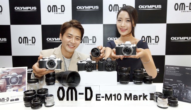 Olympus Korea unveiled Monday its new mirrorless camera, the OM-D E-M10 Mark II, at a launch event in Seoul. The retro look camera is the entry-level model of Olympus’ high-end OM-D family.  Olympus Korea