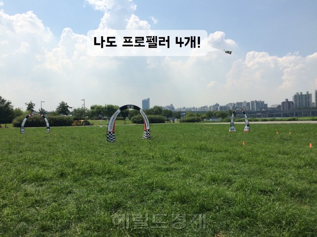 광나루 RC비행장 레이싱 드론 공역을 가로지르며 비행하는 쿼드콥터. 기체에 LED와 랜딩패드를 연결하고 비행 연습을 위해 프로펠러도 6인치에서 5인치로 바꿨다. [사진=이정아 기자/dsun@]