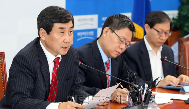이종걸 새정치민주연합 원내대표가 1일 원내대책회의에 참석해 모두발언을 하고 있다. 안훈 기자/rosedale@heraldcorp.com