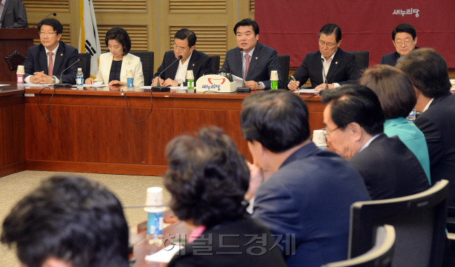 1일 오전 국회 의원회관에서 열린 새누리당 정기국회 대책회의에서 원유철 원내대표가 모두발언을 하고 있다./ 안훈 기자 rosedale@heraldcorp.com 2015.09.01