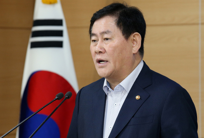 <YONHAP PHOTO-1149> 최 부총리, 역외 소득ㆍ재산 자진신고제도 시행 담화발표 (서울=연합뉴스) 전수영 기자 = 최경환 경제부총리 겸 기획재정부 장관이 1일 오전 정부서울청사 합동브리핑룸에서 역외 소득ㆍ재산 자진신고제도 시행과 관련해 담화를 발표하고 있다. 올 10월부터 6개월 동안 해외 소득과 재산을 자진신고하고 관련 세금을 내면 가산세와 처벌을 면제해 주는 특별기간이 운영된다. 이 기간에 자진신고하지 않았다가 적발되면 세무조사와 검찰수사를 통해 엄정한 처벌을 받게 된다. 2015.9.1 swimer@yna.co.kr/2015-09-01 09:18:35/ <저작권자 ⓒ 1980-2015 ㈜연합뉴스. 무단 전재 재배포 금지.>
Choi Kyung-hwan