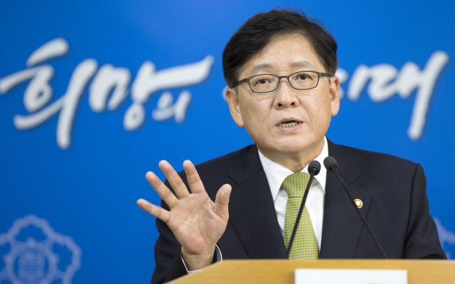 Health Minister Chung Chin-youb speaks at a press conference in Seoul on Tuesday. Yonhap)