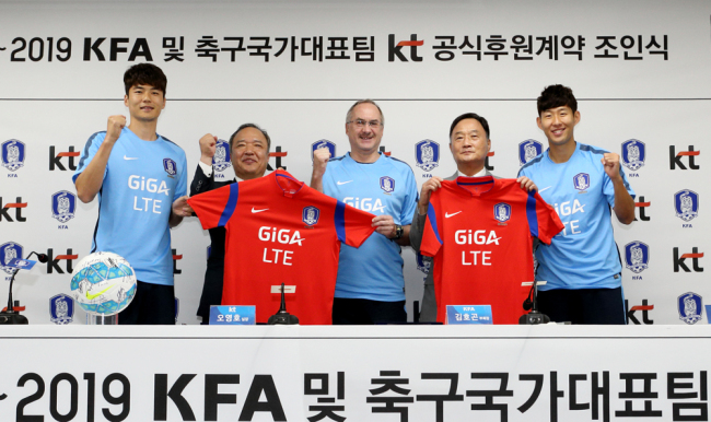 (From left) Ky Seung-yong, the captain of the South Korean football team, KT vice president Oh Young-ho, head coach of the national soccer squad Uli Stielike, vice chairman of the KAF Kim Ho-gon, and forward Son Heung-min. (KT)