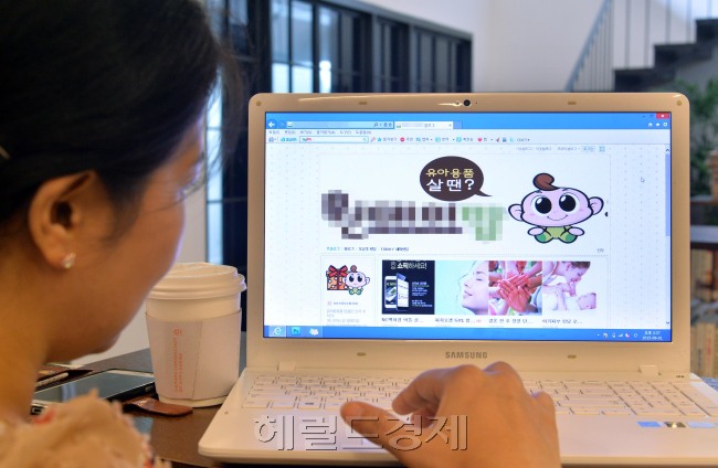 맘블로거의 위력이 날로 커지고 있다. 입소문의 대명사인 맘(Mom)들이 블로그를 통해 제품 후기나 평가 등을 공유하고 집단적 힘을 가지면서 생겨난 현상이다. 착한 소비에 영향력을 주는 맘블로거는 때론 양날의 칼이기도 하다. 사진=이상섭 기자/babtong@heraldcorp.com