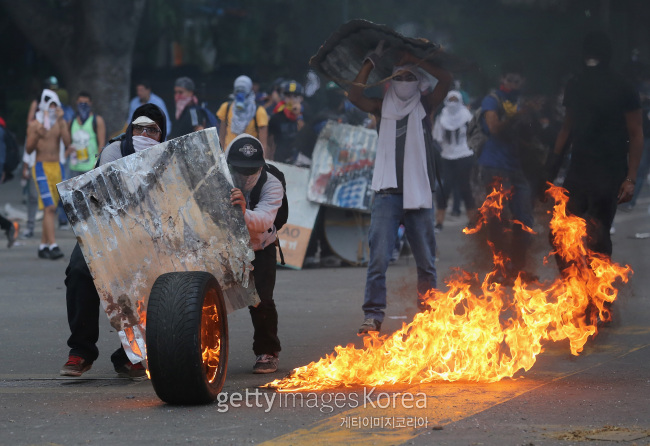 지난해 3월 니콜라스 마두로 베네수엘라 대통령에 반대하는 시위가 수도 카라카스에서 열리고 있다. [사진=게티이미지]