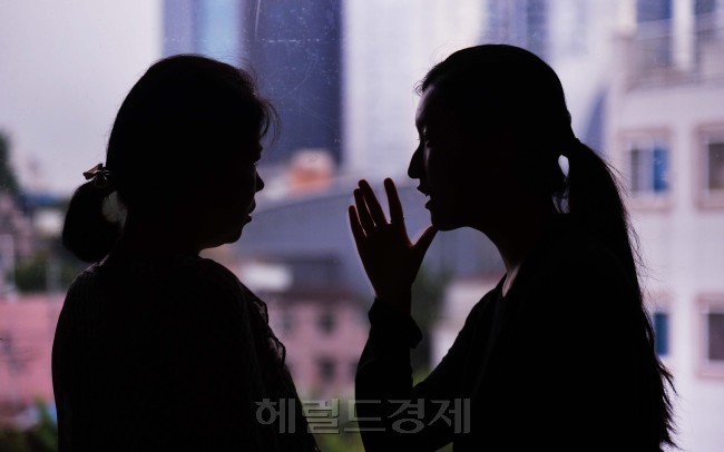 양날의 칼을 지닌 맘블로거 관련 이미지. 사진=이상섭 기자/heraldcorp.com
